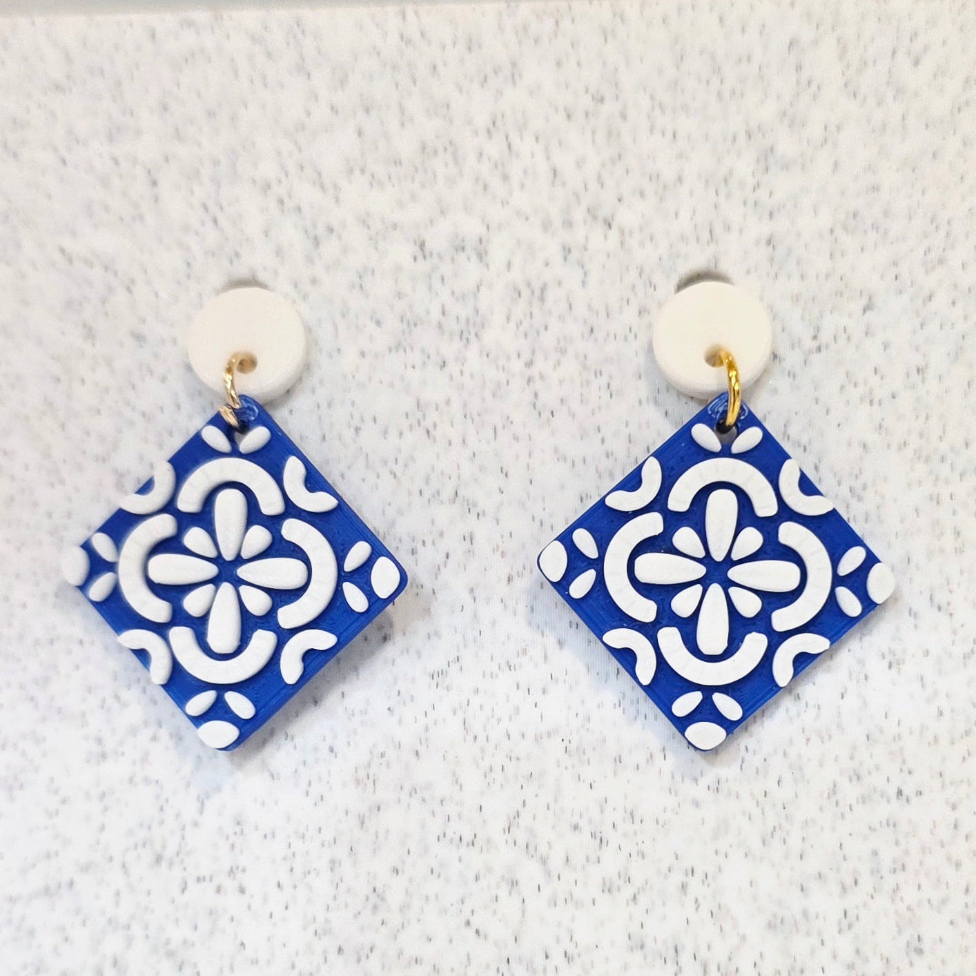 Greek Tile - White Circle w/Blue & White Tile